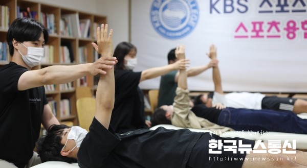 사진 : KBS스포츠예술과학원 재활운동복지계열 학생들이 취업에 필요한 현장재활운동기술(어깨재활운동법) 실기를 진행하고 있다.