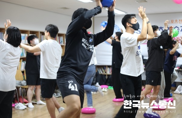 사진 : KBS스포츠예술과학원 스포츠재활계열 학생들이 발목재활운동 등의 실기 교육을 진행하고 있다.