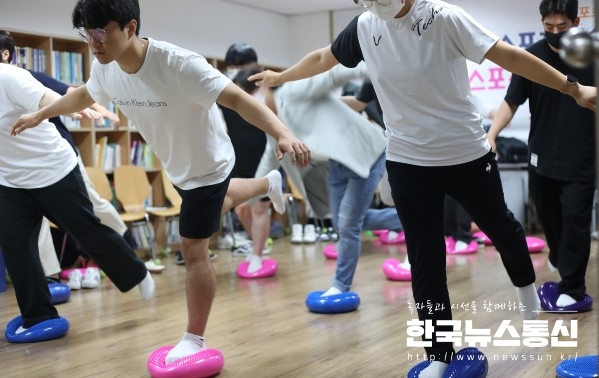 사진 : KBS스포츠예술과학원 스포츠재활계열 학생들이 발목재활운동 등의 실기 교육을 진행하고 있다.
