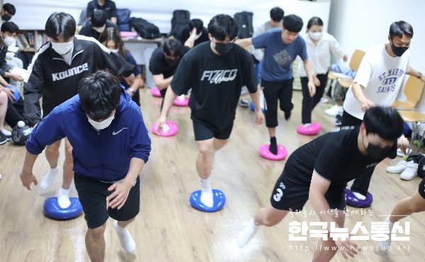 사진 : KBS스포츠예술과학원 스포츠재활계열 학생들이 취업현장에 필요한 발목재활운동 및 무릎재활운동 등의 실기 교육을 진행하고 있다.