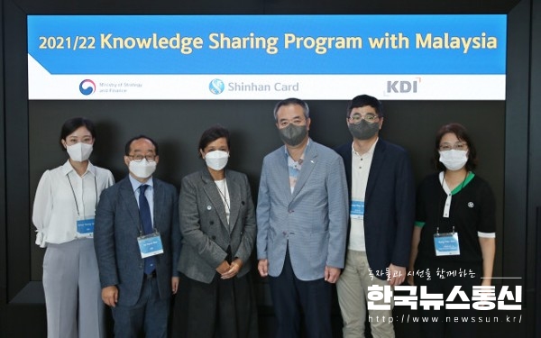 사진 : 행사에 참여한 구자현 KDI 선임연구원(왼쪽에서 2번째), 노르 하일리 마이주라 빈티 후세인 사절단장(왼쪽에서 3번째), 안중선 부사장(오른쪽에서 3번째)가 관계자들과 함께 기념 촬영을 하고 있다.