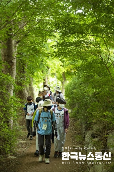 사진 : 굿하우스지역아동센터 아동들과 함께 걷는 여름 숲.