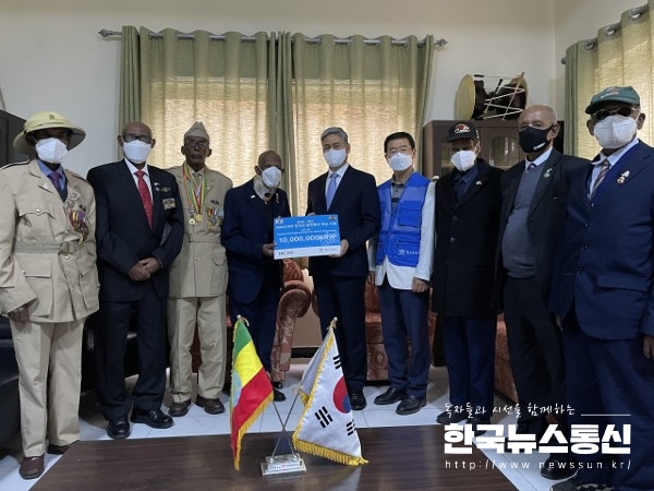 사진 : 오른쪽에서 다섯 번째 김용우 월드투게더 회장이 이앤씨아이앤씨가 기부한 장학금을 에티오피아 참전용사와 후손들을 만나 전달하고 기념 촬영을 하고 있다.