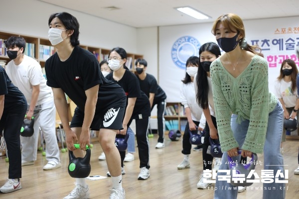 사진 : KBS스포츠예술과학원 운동처방재활계열 학생들이 운동처방재활 및 재활트레이너 전문기술에 필요한 실습을 진행하고 있다.