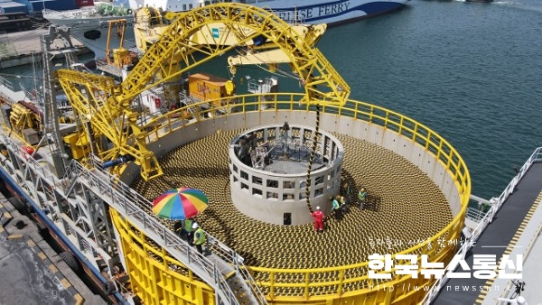 사진 : LS전선 동해 공장에서 생산된 해저 케이블이 포설선에 선적되고 있다.