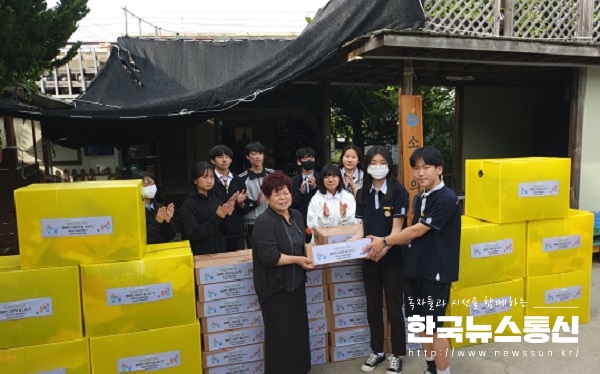 사진 : 미사중학교 학생자치회 임원 학생과 교사들이 여주 쌀 10kg 30개와 학생들이 손수 모아온 헌 옷 10박스를 어려운 이웃에 전달하고 있다.