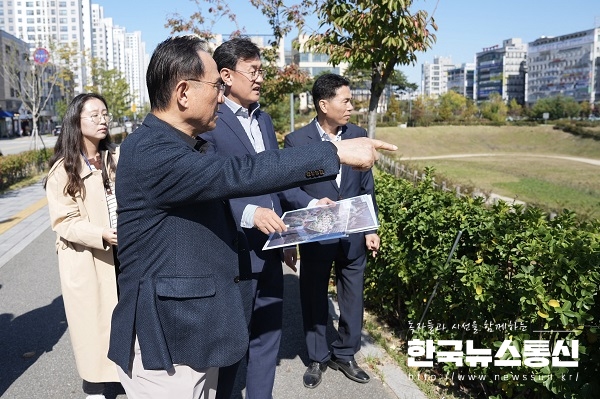사진: 박상돈 천안시장이 17일 상습 주차난 지역 현장을 방문했다.