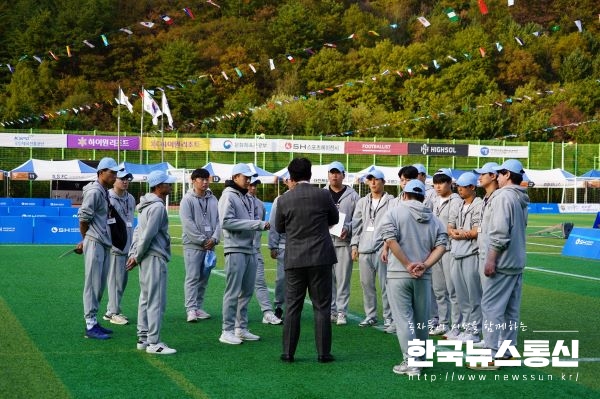 사진 : 제3회 강원FC 유소년 축구대회에서 KBS스포츠예술과학원 학생들이 운영진 회의를 진행하고 있다.