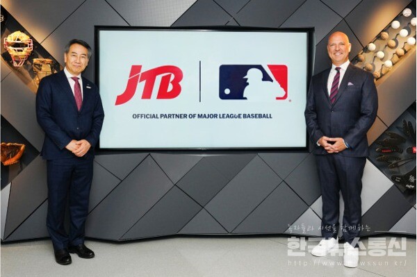 사진 : Eijiro Yamakita, JTB President & CEO (왼쪽) at MLB headquarters in New York City with Noah Garden, Deputy Commissioner, Business & Media, Major League Baseball (오른쪽).