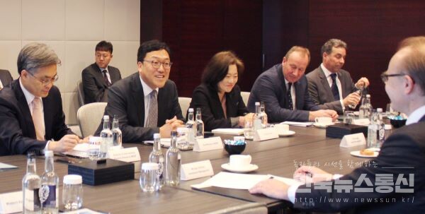 사진 : 김병환 기획재정부 차관이 지난 5일 런던에서 열린 런던 현지 글로벌 투자자 설명회에서 한국경제 상황과 2기 경제팀의 정책 방향을 설명하고 있다.