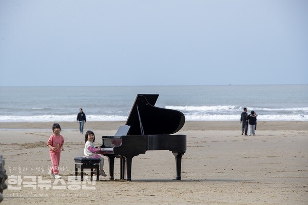 사진 : 낮에 양산해변에 설치된 피아노 치는 아이(출처: 오종찬)