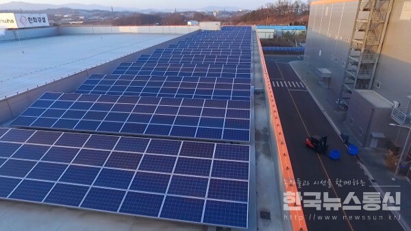 사진 : 한화큐셀 진천공장 내 유휴부지에 설치된 루프탑 태양광 발전소