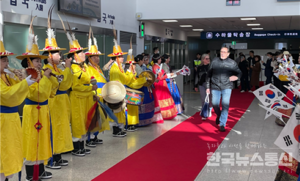 사진 : 올해 첫 번째이자 처음으로 인천에 입항한 리비에라호 승무원과 승객들을 환영하는 중이다.
