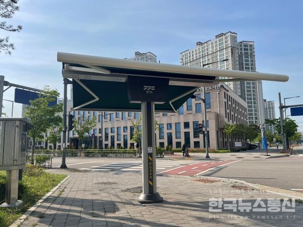 버스정류장에 설치된 스마트 그늘막 (출처 : 경기도)